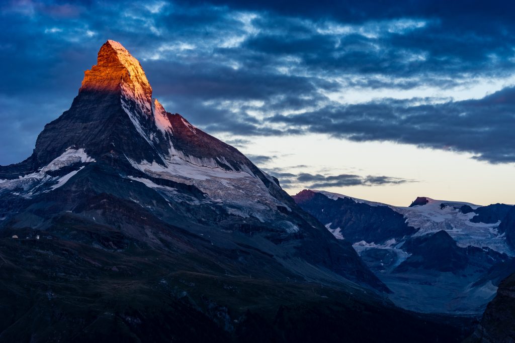 We saw a magical sunrise this morning from Sunnega. After that we hiked across Stellisee, Fluhalp, Grindjesee and Findeln back to Zermatt. Just beautiful!